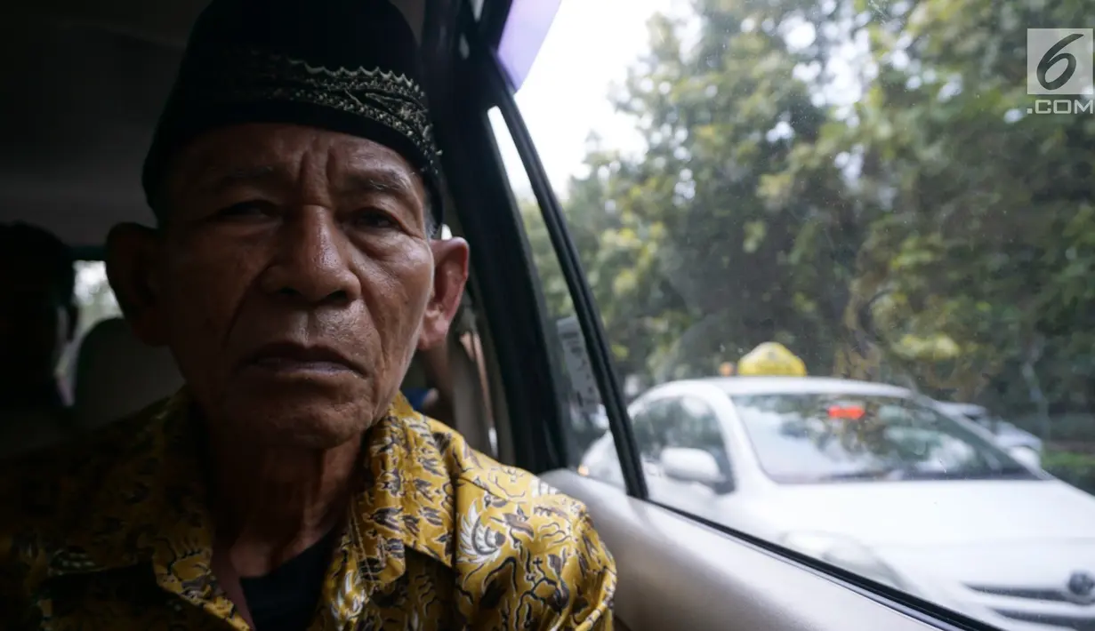 Dalijan (77) veteran asal Yogyakarta mendapat kesempatan untuk memenuhi keinginannya saat berkunjung ke Jakarta, Jumat (10/11). Apresiasi ini merupakan program yang diinisiasi Kementerian BUMN RI dan PT. BNI Tbk untuk para veteran. (Liputan6.com/Riki)