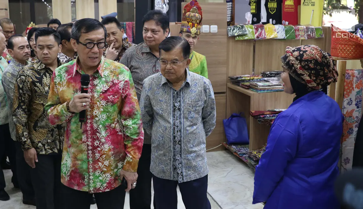 Wapres RI, Jusuf Kalla bersama Menteri Hukum dan HAM, Yasonna Laoly meninjau Pameran Produk Unggulan Narapidana di Jakarta, Selasa (26/3). Beragam Produk Unggulan 33 divisi pemasyarakatan Kanwil Kemenkumham se-Indonesia dipamerkan hingga 29 Maret, mendatang. (Liputan6.com/Helmi Fithriansyah)