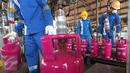 Pekerja melakukan pengisian tabung Bright Gas 5,5 Kg di Depot and Filling Station LPG Pertamina Plumpang, Jakarta, Selasa (3/11). LPG seharga Rp66.000 ini ditargetkan merebut 23% pangsa pasar gas subsidi 3 kg dalam lima tahun. (Liputan6.com/Angga Yuniar)