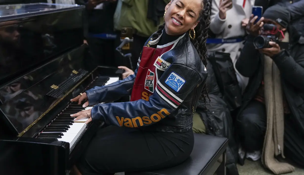 Musisi dan produser peraih sembilan Grammy Award ini membawakan empat lagu, termasuk hitsnya yang terkenal, Empire State of Mind, If I Ain't Got You, dan No One. (Scott Garfitt/Invision/AP)