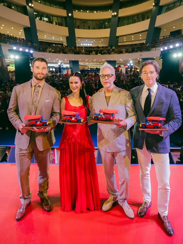 David Corenswet, James Gunn, Peter Safran, dan Rachel Brosnahan di Manila. (dok. Warner Bros)