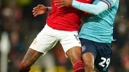 Pemain Manchester United Marcus Rashford (kiri) berebut bola dengan pemain Burnley Ian Maatsen pada pertandingan sepak bola putaran keempat Piala Liga Inggris di Old Trafford, Manchester, Inggris, 21 Desember 2022. (AP Photo/Dave Thompson)