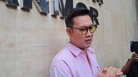 Denny Sumargo di Polda Metro Jaya, Senin (18/11/2004), dalam rangka memenuhi panggilan Polda Metro Jaya sekaligus melaporkan balik Farhat atas dugaan ancaman. (Dok. via M. Altaf Jauhar)