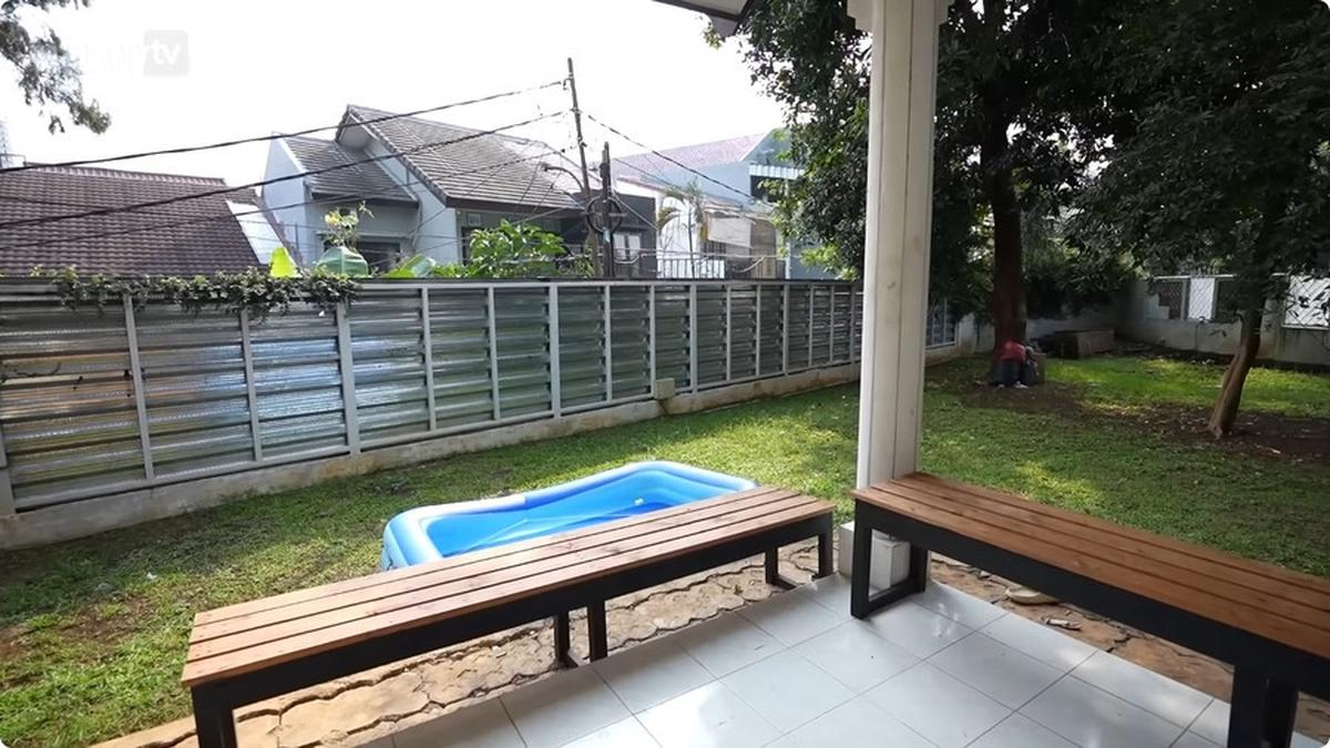 Dengan luas lahan sekitar 500 meter persegi, rumah ini memiliki halaman yang besar dan terdapat kolam renang tiup di sana.<br>