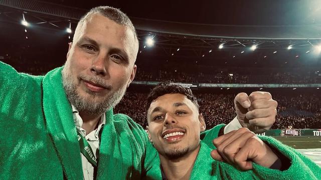 Asisten pelatih Patrick Kluivert di Timnas Indonesia, Bram Verbruggen, merayakan juara Go Ahead Eagles di Piala KNVB 2024/2025.