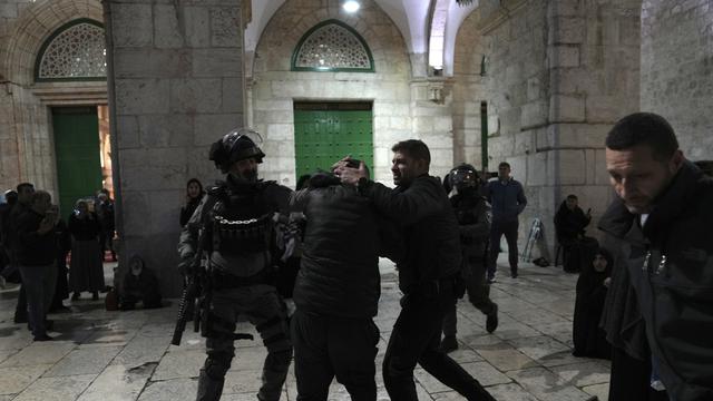 Polisi Israel Serang Jemaah di Masjid Al Aqsa