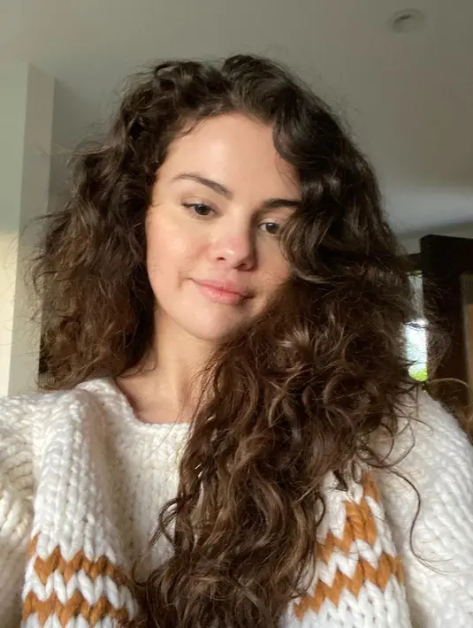 Salah satunya tampil percaya diri dengan rambut keriting bervolume [instagram/selenagomez]