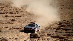 Mobil Audi RS Q e-tron juga dibekali mesin TFSI 4 silinder 2.000 cc yang diambil dari ajang balap Deutsche Tourenwagen Masters (DTM) untuk mengisi daya jika sewaktu-waktu mobil mulai kehabisan baterai. (AFP/Franck Fife)