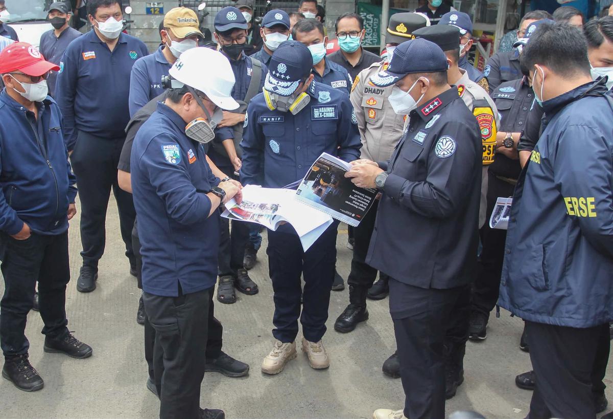 FOTO: KLH Segel Gudang Pestisida di Tangerang Selatan Terkait Pencemaran Sungai Cisadane