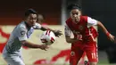 Pemain Persija Jakarta, Novri Setiawan (kanan) berebut bola dengan gelandang Persib Bandung, Febri Hariyadi, pada laga Final leg pertama Piala Menpora 2021 di Stadion Maguwoharjo, Sleman, Kamis (22/4/2021). (Bola.com/M Iqbal Ichsan)