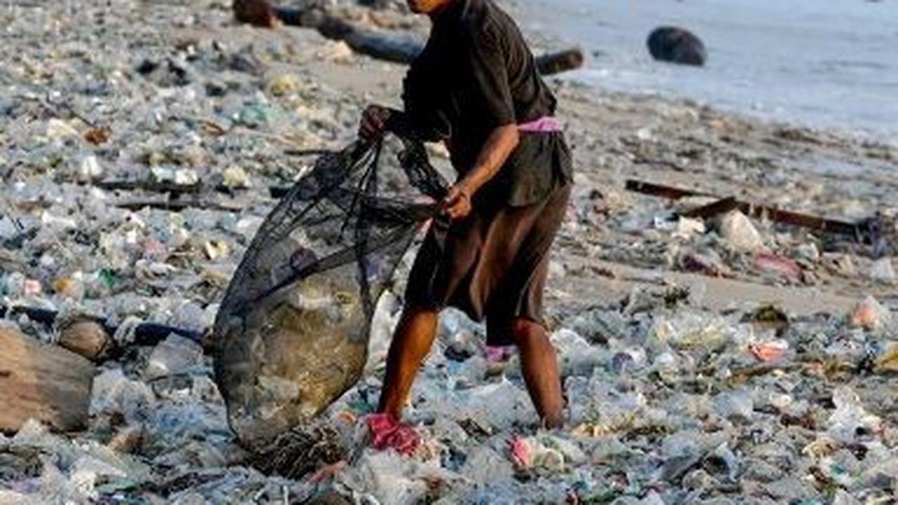 FOTO: Penampakan Hamparan Sampah Plastik Rusak Keindahan Pantai Kedonganan Bali