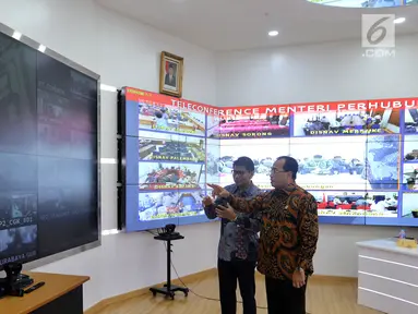 Menhub Budi Karya Sumadi melakukan video conference dengan Unit Pelaksana Teknis Kemenhub di daerah-daerah, di Ruang Command Center Kemenhub, Jumat (26/5). Kegiatan itu untuk mengetahui persiapan angkutan Lebaran 2017.  (Liputan6.com/Johan Tallo)