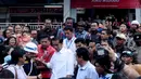 Acara peresmian pasar itu menarik perhatian puluhan orang, baik penjual ataupun pembeli, tidak terkecuali anak-anak. Mereka langsung mengerumuni Jokowi sejak turun dari mobilnya, Selasa (20/5/2014) (Liputan6.com/Andrian M Tunay).
