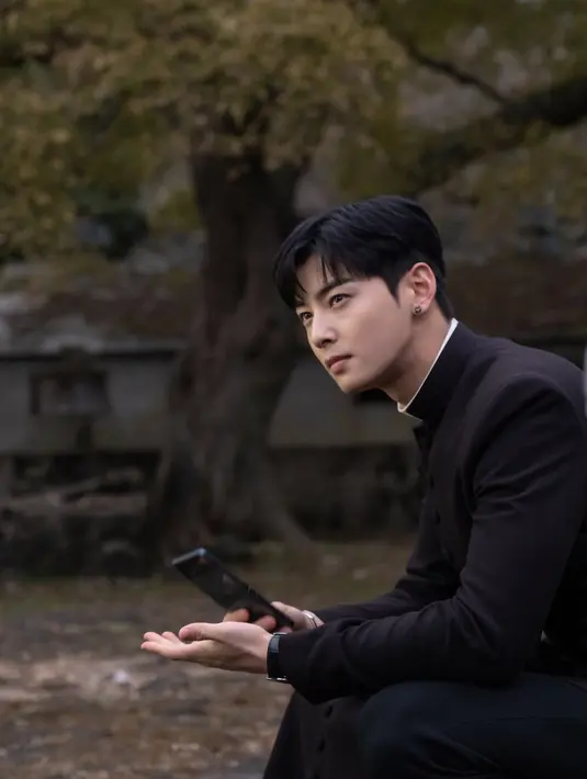 suatu hari, Yohan dikirim ke Pulau Jeju dan dan terlibat dalam takdir yang rumit. Ia pun haris menghadapi sebuah hari yang tertulis dalam ramalan.  [Foto: Prime Video]