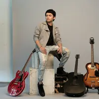 Calvin Jeremy behind the scene (Adrian Putra/Bintang.com)