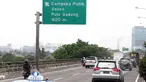 Hujan yang mengguyur Jakarta sejak Minggu (8/2) mengakibatkan tingginya genangan air di kawasan Kelapa Gading. Sejumlah pengendara motor melintasi jalan tol Sunter arah Tanjung Priok, Jakarta, Selasa (10/2/2015). (Liputan6.com/Faizal Fanani) 