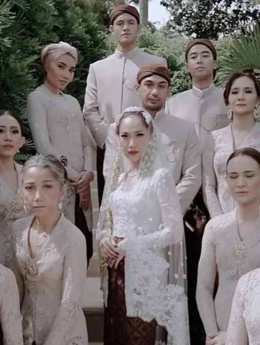 Penampilannya ini dipadu dengan kain batik sebagai bawahan, lengkap dengan blangkon batik dan selop hitam polos. [Foto: Instagram/vidialdiano]