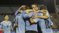 Para pemain Uruguay merayakan gol yang dicetak Luis Suarez ke gawang Chile pada Kualifikasi Piala Dunia 2022 Zona CONMEBOL, Jumat (9/10/2020) pagi WIB. (Raul Martinez/Pool via AP)
