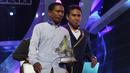 Erwin Lestaluhu orangtua dari Alfin Lestaluhu menerima penghargaan pada Indonesian Soccer Awards 2019 di Emtek City, Jumat (10/1/2020). Timnas Indonesia U-16 memensiunkan nomor punggung dua yang sebelumnya dipakai oleh Alfin Lestaluhu. (Bola.com/M Iqbal Ichsan)