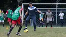 Aksi kiper Espanyol B, Eduardo Frias memberikan Coaching Clinic di Lapangan  AKRI, Ampera, Jakarta, Minggu (16/7/2017). Coaching Clinic ini diikuti oleh SSB Tik Tak. (Bola.com/Nicklas Hanoatubun)