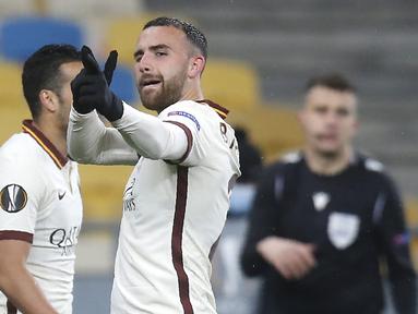 Striker AS Roma, Borja Mayoral melakukan selebrasi usai mencetak gol pertama timnya ke gawang Shakhtar Donetsk dalam laga leg kedua babak 16 besar Liga Europa 2020/2021 di Olimpiyskiy Stadium, Kiev, Kamis (18/3/2021). AS Roma menang 2-1 atas Shakhtar. (AP/Efrem Lukatsky)