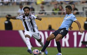 Weston McKennie (Juventus) dan Rodri (Manchester City) berebut bola dalam laga Club World Cup Grup G antara Juventus dan Manchester City di Orlando, Florida, 26 Juni 2025. (AP Photo/Phelan Ebenhack)