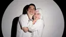 Berpose saling memegang pipi, mantan suami Larissa Chou dan mantan istri Zikri Daulay ini parasnya bak kembar. Jika pose seperti ini, Alvin dan Henny terlihat seperti belum dikaruniai anak. Doa untuk langgengnya rumah tangga pasangan ini ramai dibubuhkan oleh netizen. Bahkan ada beberapa artis yang turut serta memuji keharmonisan Alvin Faiz dan Henny Rahman, salah satunya Anandito Dwis. (Liputan6.com/IG/@hennyyrahman)