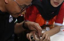 FOTO:  Intip Aksi Ganjar Pranowo Jadi Buruh Pabrik Bulu Mata Palsu saat Kunjungan Safari Politik di Purbalingga