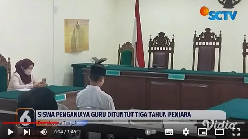 MAR siswa Madrasah Aliyah (MA) yang membacok guru di Demak, Jawa Tengah dituntut 3 tahun penjara. Sidang kasus penganiayaan tersebut digelar di Pengadilan Negeri Demak, Jawa Tengah. (YouTube Liputan6)