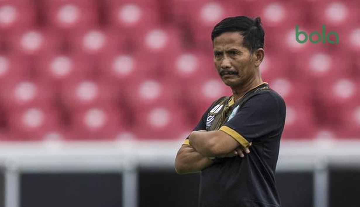 4. Djadjang Nurdjaman  - Persebaya Surabaya memutuskan untuk menyudahi kepemimpinan Djadjang Nurdajaman sebagai pelatih Bajul Ijo pada pekan ke-13 Shopee Liga 1 2019. (Bola.com/Vitalis Yogi Trisna)