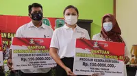 Penasihat Dharma Wanita Persatuan (DWP) Grace Batubara secara simbolis menyerahkan bantuan Program Keserasian Sosial dan Kearifan Lokal untuk Kabupaten Kuningan, Jawa Barat, pada Rabu (4/10).