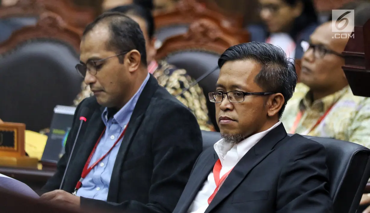 Ahli dari TKN Dokter Heru Widodo dan Prof Edward Omar Syarief Hiariej bersaksi selama sidang sengketa Pilpres 2019 di Gedung MK, Jakarta, Jumat (21/6/2019). Heru menerangkan tentang tafsir diskualifikasi dalam putusan MK pascapembaruan UU Pemilu dan UU Pemilukada Serentak. (Liputan6.com/Johan Tallo)