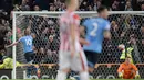 Pemain Tottenham Hotspur, Harry Kane mencetak gol setelah mengecoh kiper Stoke City pada lanjutan Liga Inggris di Stadion Britannia, Stoke, Selasa (19/4/2016) dini hari WIB. (AFP/Oli Scarff)