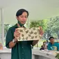 Founder Studio Kriya Tekstil, Riki Sugianto menunjukkan hasil teknik ecoprint. (Dok. Liputan6.com/Dyra Daniera)