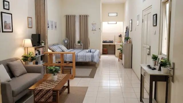 Ide menata ruang tamu yang menyatu dengan kamar tidur di rumah petak model sisakan jalur di tengah ruangan