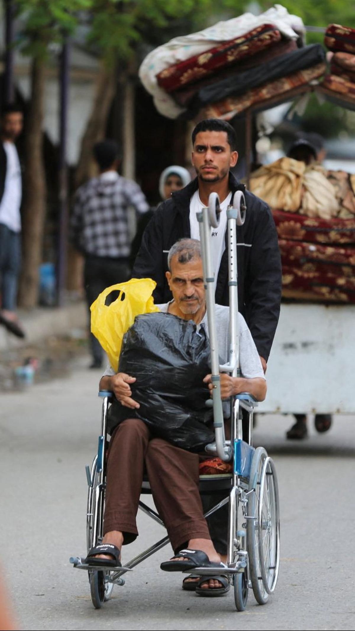 Warga Jalur Gaza pun kini terpaksa melarikan diri dari Rafah, meskipun tak ada lagi tempat aman bagi mereka.&nbsp;Foto: REUTERS/Hatem Khaled