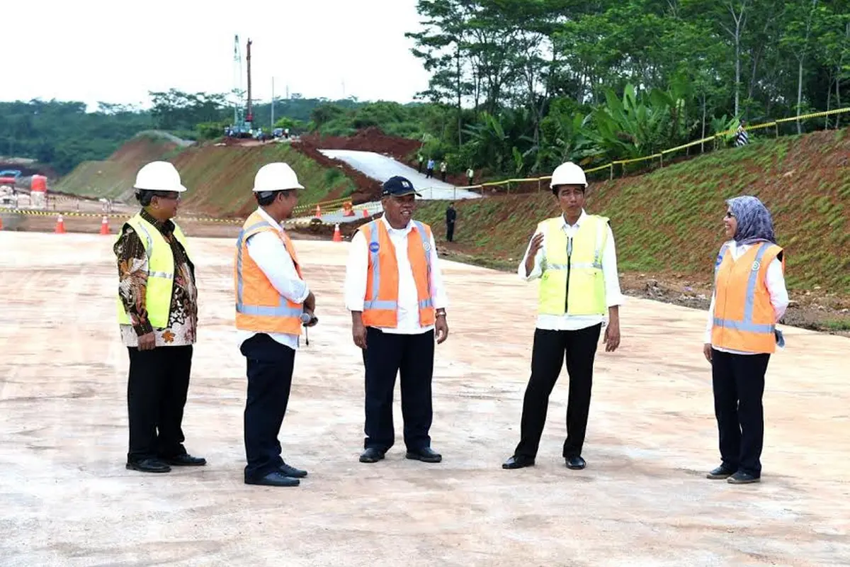 Presiden Joko Widodo (Jokowi) meninjau langsung pembangunan Tol Batang-Semarang pada hari ini.(Liputan6.com/Ahmad Romadoni)