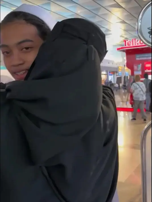 "Kedua kalinya hrs ridho melepas anak, kali ini melepas bilal anak bontot untuk melanjutkan sekolah di kota tarim hadromaut di al lisan al umm bimbingan habib salim putra al habib umar bin hafidz selama 3th," tulis Umi Pipik dalam unggahan 20 Desember lalu. [Instagram/_ummi_pipik_]