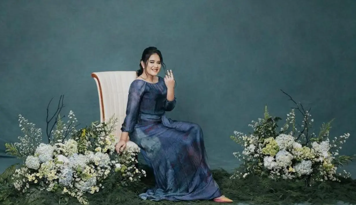 Kahiyang terlihat sangat bersinar dengan busana dan gayanya sekaligus. (Instagram/doleytobing).