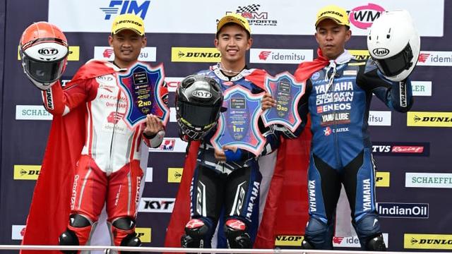 Rheza Danica Ahrens (Paling Kiri)