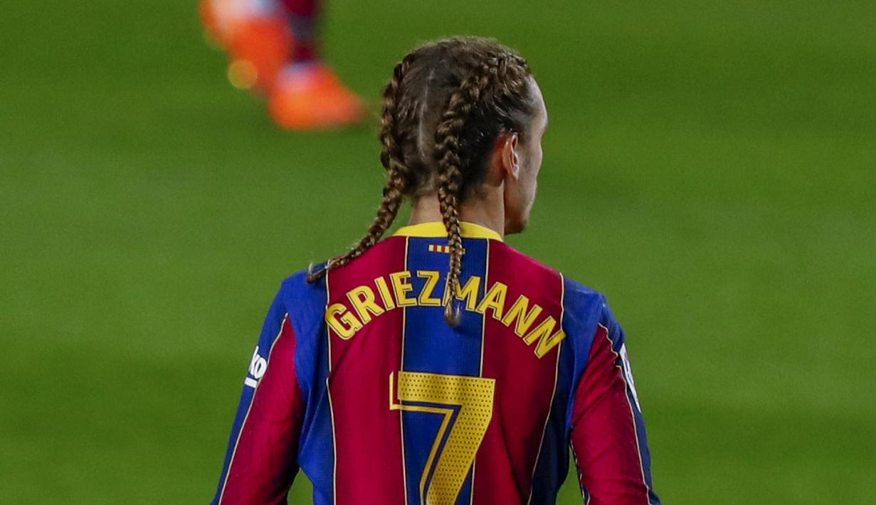 Penyerang Barcelona, Antoine Griezmann dengan gaya rambut kepand duanya saat berhadapan dengan Real Sociedad pada pertandingan lanjutan La Liga Spanyol di stadion Camp Nou di Barcelona, Spanyol, Kamis (17/12/2020). Barcelona menang atas Sociedad 2-1. (AP Photo/Joan Monfort)