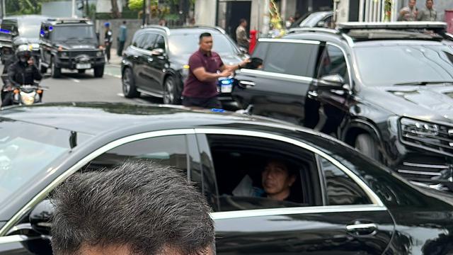 Presiden Joko Widodo atau Jokowi menghadiri pembukaan restoran masakan padang milik Influencer Arief Muhammad yakni Rumah Makan (RM) Padang Payakumbuah di kawasan Menteng, Jakarta Pusat, Sabtu (9/12/2023).