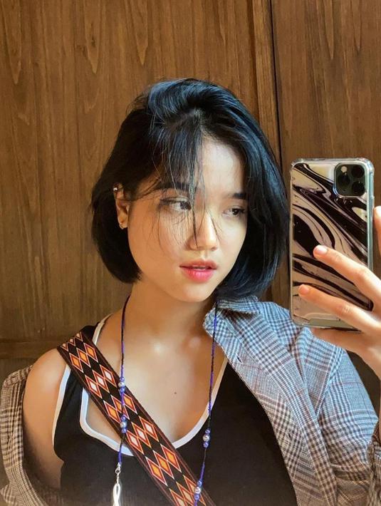 Usung gaya ala girl crush, Fuji tampil menawan dengan tank top hitam yang dipadukan dengan outer kotak-kotak berwarna abu-abu. Meski pakai makeup tipis, gayanya banyak dipuji netizen.(Liputan6.com/IG/@fuji_an)