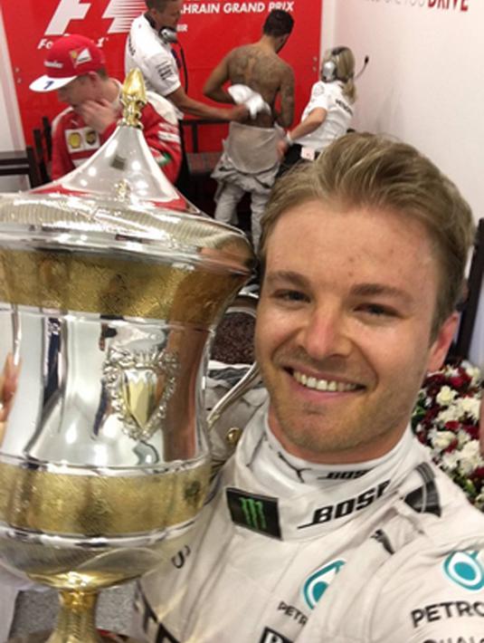 Pebalap Mercedes, Nico Rosberg, berpose dengan trofi juara F1 GP Bahrain. (Bola.com/Twitter)