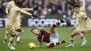 Pemain West Ham United, Nayef Aguerd, terjatuh saat melawan Chelsea pada laga Liga Inggris di Stadion Olimpiade, London (11/2/2023). Chelsea hanya mampu bermain imbang 1-1 saat bertandang ke markas West Ham. (AP Photo/David Cliff)