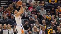 Bintang Phoenix Suns Devin Booker melepas tembakan pada laga NBA 2021/2022 melawan Utah Jazz di Vivint Arena, Rabu (26/1/2022) atau Kamis siang WIB. (AP Photo/Rick Bowmer)