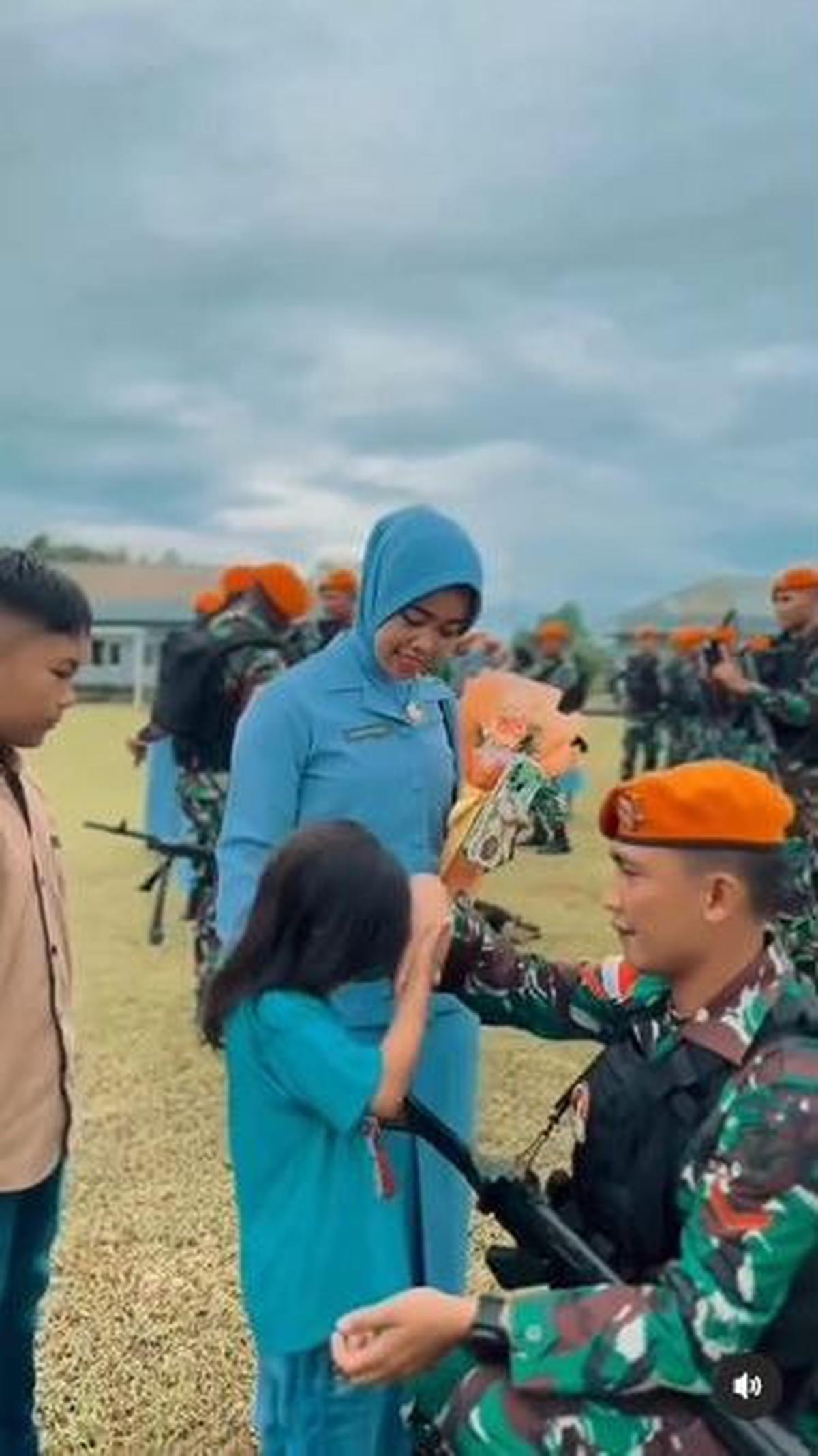 Kepulangan mereka disambut hangat oleh istri dan anak tercinta. <br>
