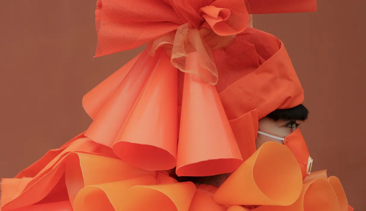 Seorang wanita bernama Kong Ning mengenakan kostum dari plastik berbentuk kerucut selama protes yang dilakukannya di Beijing, Cina, (7/12). Ia menamakan karya kostumnya ini dengan judul "The Orange Horns Bride Marries the Blue Sky". (REUTERS/Damir Sagolj)