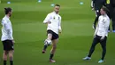 Pemain Austria Marko Arnautovic memainkan bola saat sesi latihan jelang menghadapi Wales pada pertandingan kualifikasi Piala Dunia 2022 di Stadion Cardiff City, Wales, 23 Maret 2022. (Nick Potts/PA via AP)