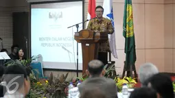 Mendagri Tjahjo Kumolo saat menjadi keynote speaker dalam acara Diskusi Kebangsaan di Universitas Negeri Jakarta, Jakarta, Senin (19/12). Diskusi tersebut bertujuan memperat persatuan indonesia dan keutuhan berbangsa. (Liputan6.com/Helmi Affandi)